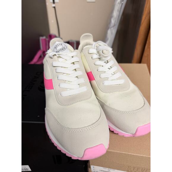 Steve Madden Ladies Sneaker - Picture 2 of 6